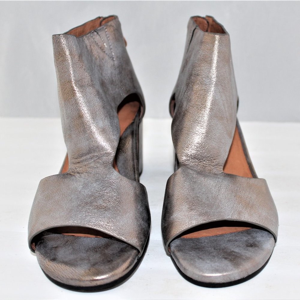 Gentle Souls by Kenneth Cole Charlene Peep Toe T-Strap Heeled Sandal Silver Sz 9